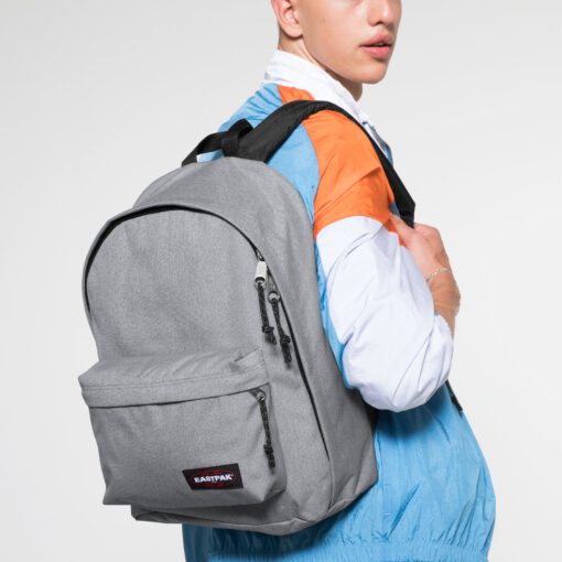 MOCHILA EASTPAK Out Of Office 27 litros con bolsillo para portátil EK767363 Sunday Grey gris claro efecto tejano