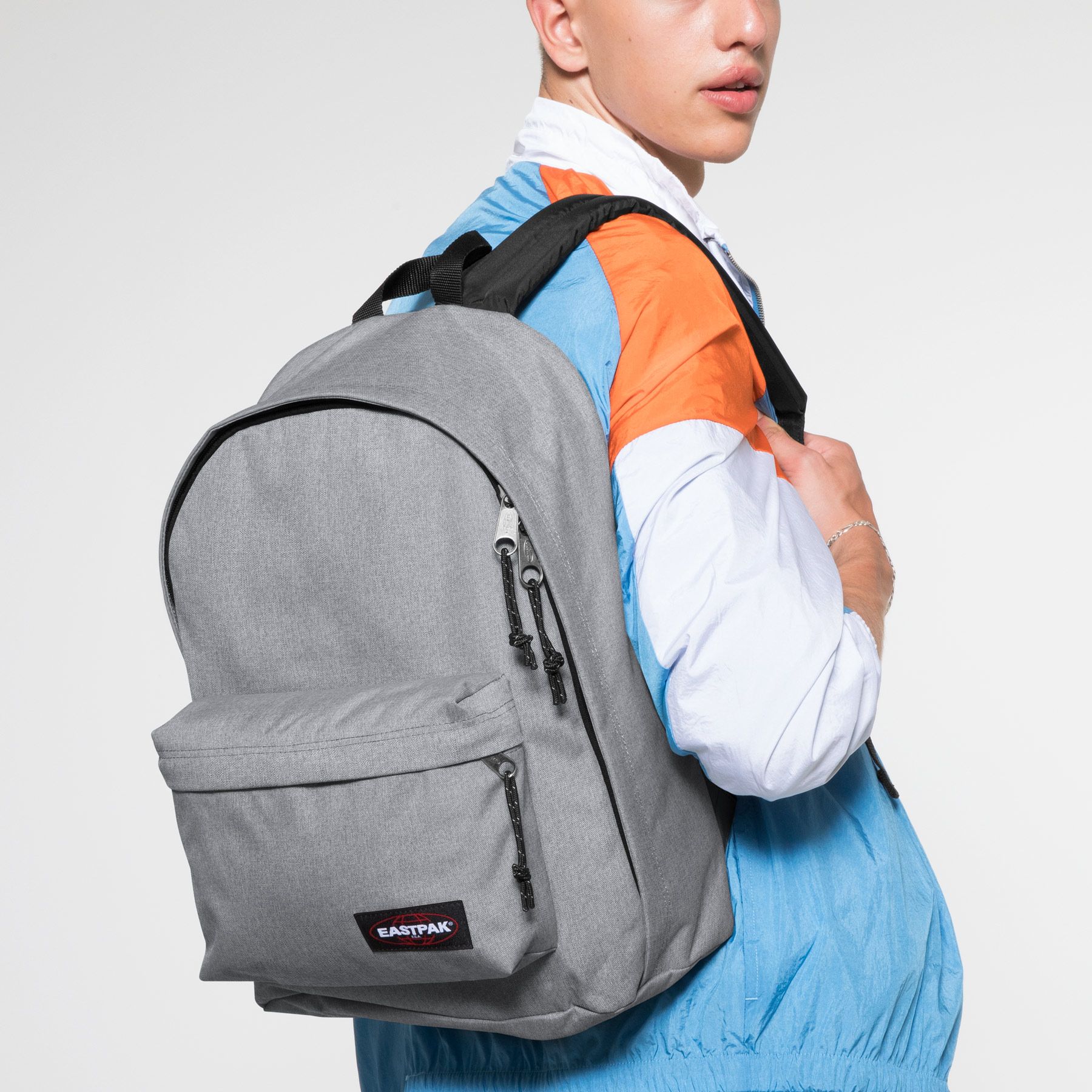 MOCHILA EASTPAK Out Of Office litros con bolsillo portátil EK767363 Sunday Grey gris claro efecto tejano | Martimpe Berart - Tienda de Moda en Gausach, Vielha, Valle de Aran