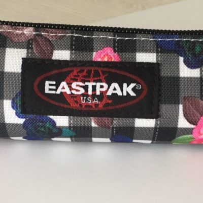 Estuche Eastpak mini escolar: SMALL ROUND SINGLE MINI EK70551A Flores y cuadros