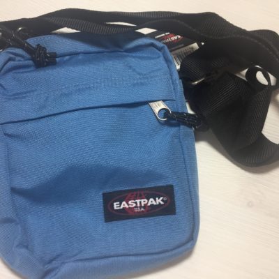 Bolso Eastpak de hombro unisex The One EK045 Azul liso