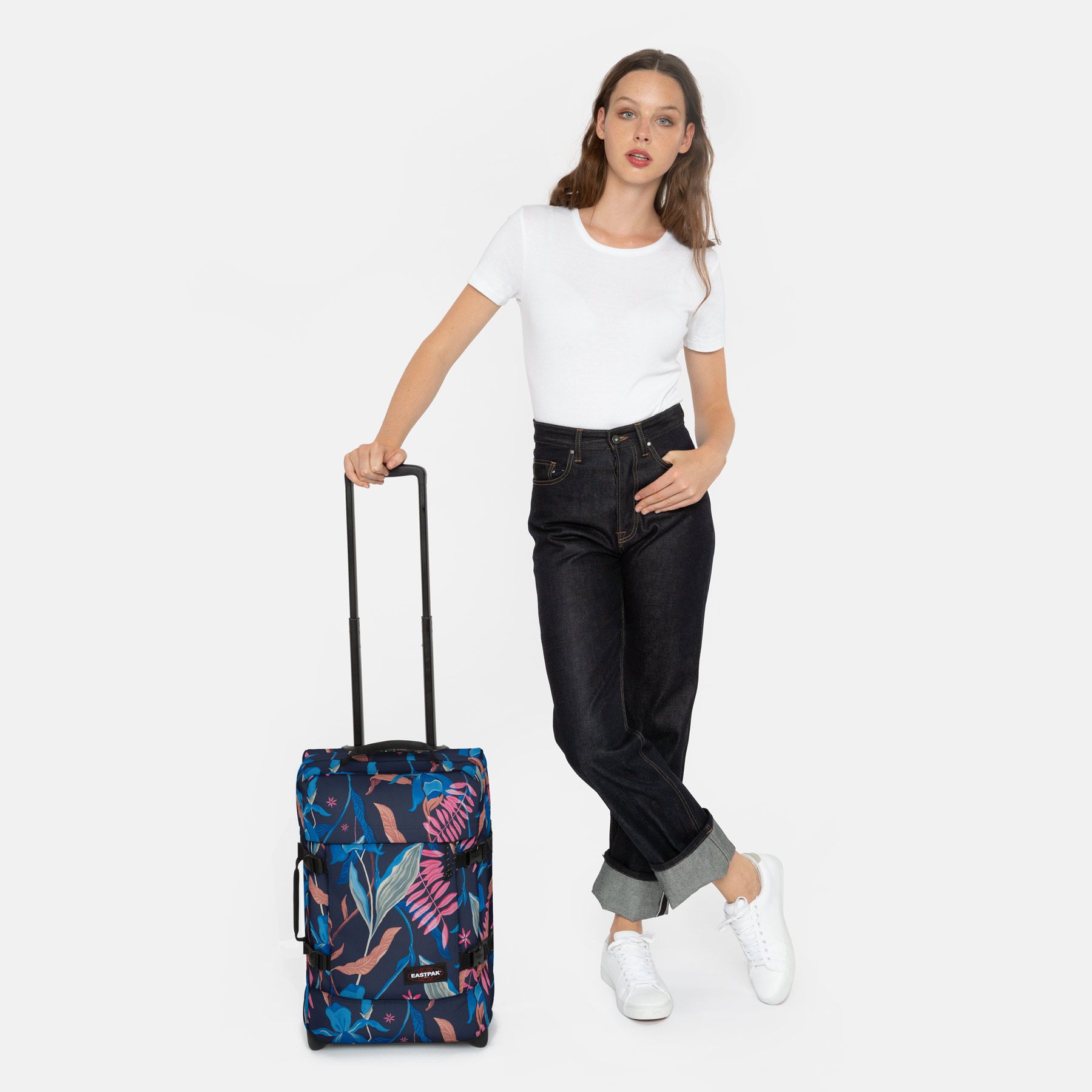 MALETA CABINA AVIÓN EASTPAK Tranverz S EK61L 86V Whimsy Navy Flores rosas y  azules - Martimpe Berart - Tienda de Moda en Gausach, Vielha, Valle de Aran
