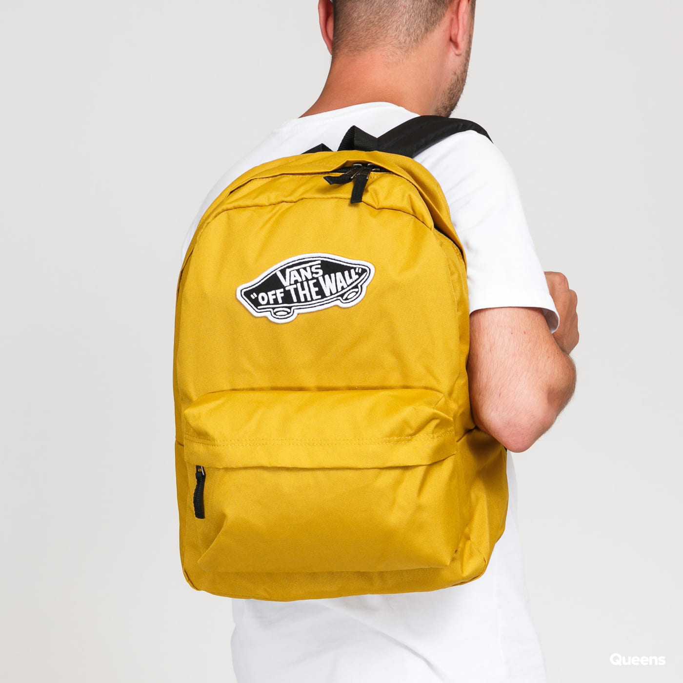 Mochila Vans unisex Backpack III Ref. Mostaza con logo negro y blanco bolsillo ordenador Martimpe Berart - Tienda de Moda en Gausach, Vielha, Valle de Aran