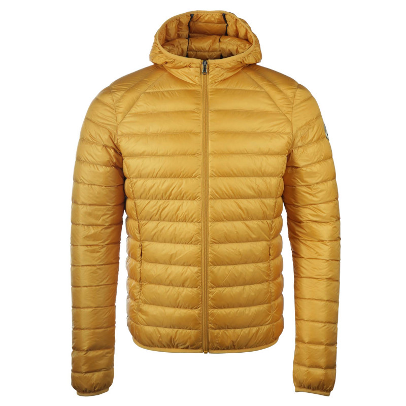 Plumifero amarillo hombre sale
