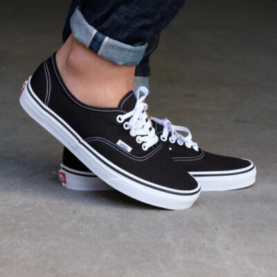 Zapatillas VANS Skate número uno del mundo Unisex Authentic Black Mod. VN000EE3BLK negra básica