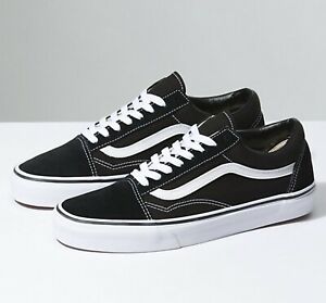 vans negras con raya blanca