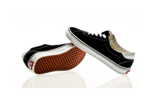 Zapatillas VANS Skate estilo retro unisex VANS Sport (Suede) Black Modelo: VN0A4BU6A6O1 negra con franja negra