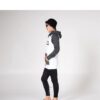 Sudadera NIKITA Mujer con capucha FLASHBACK HOODIE white Ref. NMWFFLA-WHT Blanca y gris logo pecho rojo