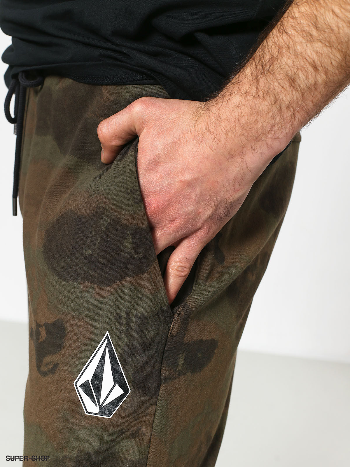 Pantalón VOLCOM hombre de forro jogger DEADLY STONES – camo Ref. A1231802 camuflaje logos pierna | Martimpe Berart - Tienda de Moda en Gausach, Vielha, Valle de Aran