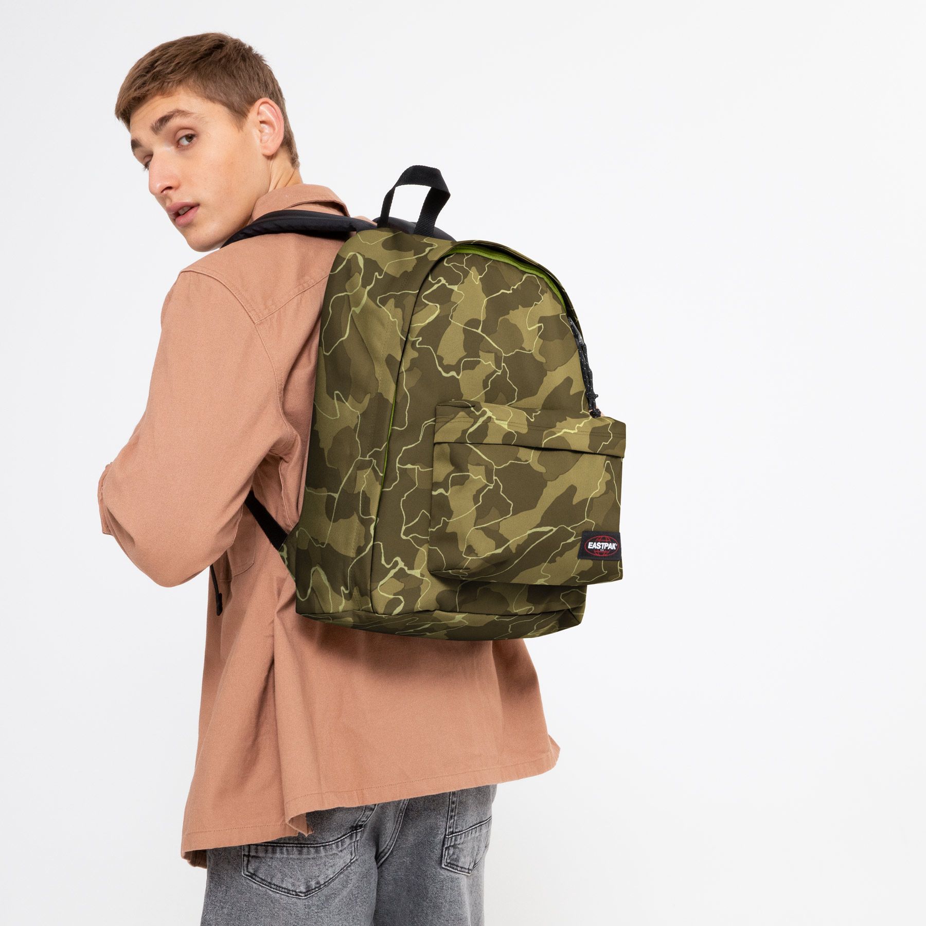 MOCHILA EASTPAK Out Of Office 27 litros con bolsillo ordenador EK767O50 Camouflash Khak verde Martimpe Berart - Tienda de Moda en Gausach, Vielha, Valle de Aran