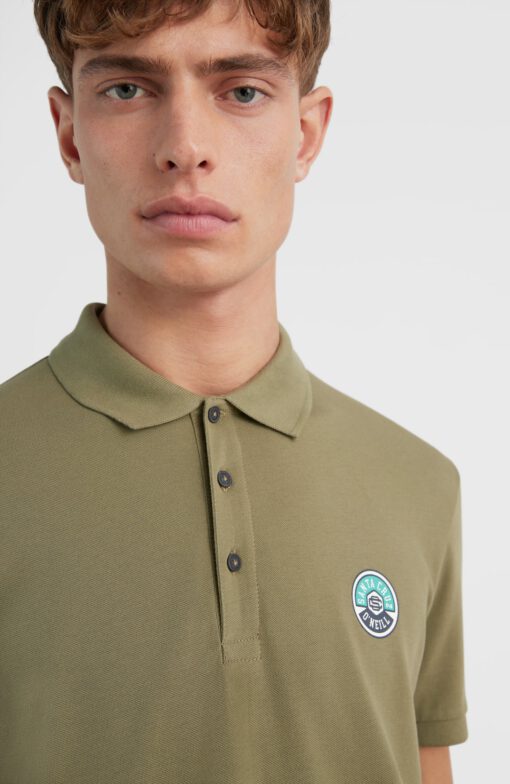 Polo de ajuste regular con el logotipo de Santa Cruz O'Neill en el pecho izquierdo. Con cuello y puños acanalados, botones y costuras de doble aguja, El polo Surf State es una opción fácil para cambiar a un aspecto elegante Casual pero cómodo una vez que estás fuera del surf. Este producto forma parte de la gama O'Neill Blue. Consulte la página de Our Ocean Mission para obtener más información sobre los materiales utilizados en los artículos de O'Neill Blue.