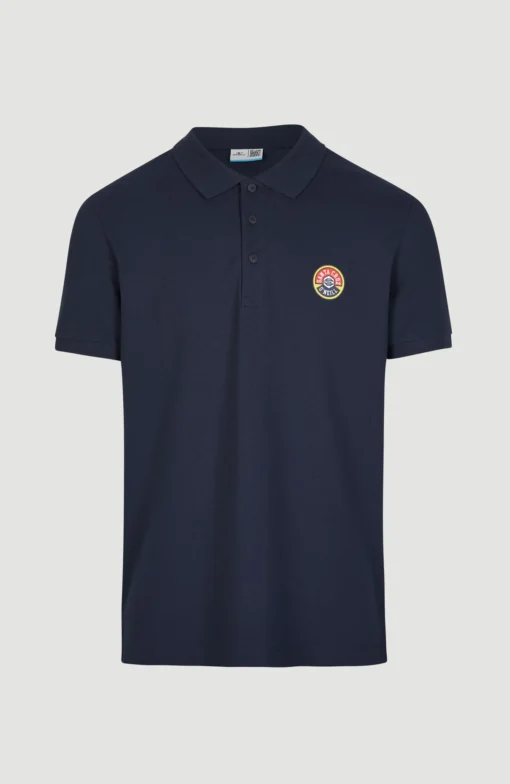 Polo de ajuste regular con el logotipo de Santa Cruz O'Neill en el pecho izquierdo. Con cuello y puños acanalados, botones y costuras de doble aguja, El polo Surf State es una opción fácil para cambiar a un aspecto elegante Casual pero cómodo una vez que estás fuera del surf. Este producto forma parte de la gama O'Neill Blue. Consulte la página de Our Ocean Mission para obtener más información sobre los materiales utilizados en los artículos de O'Neill Blue.