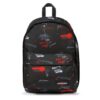 MOCHILA EASTPAK Out Of Office 27 litros con bolsillo ordenador EK7672E7 TAGS BLACK Blanca roja y negra