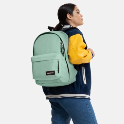 MOCHILA EASTPAK Out Of Office 27 litros con bolsillo ordenador EK7675D7 Calm Green verde claro