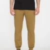 Pantalón chándal VOLCOM hombre FRICKIN SLIM JOGGER - dka Ref. A1212307 color mostaza