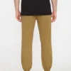 Pantalón chándal VOLCOM hombre FRICKIN SLIM JOGGER - dka Ref. A1212307 color mostaza